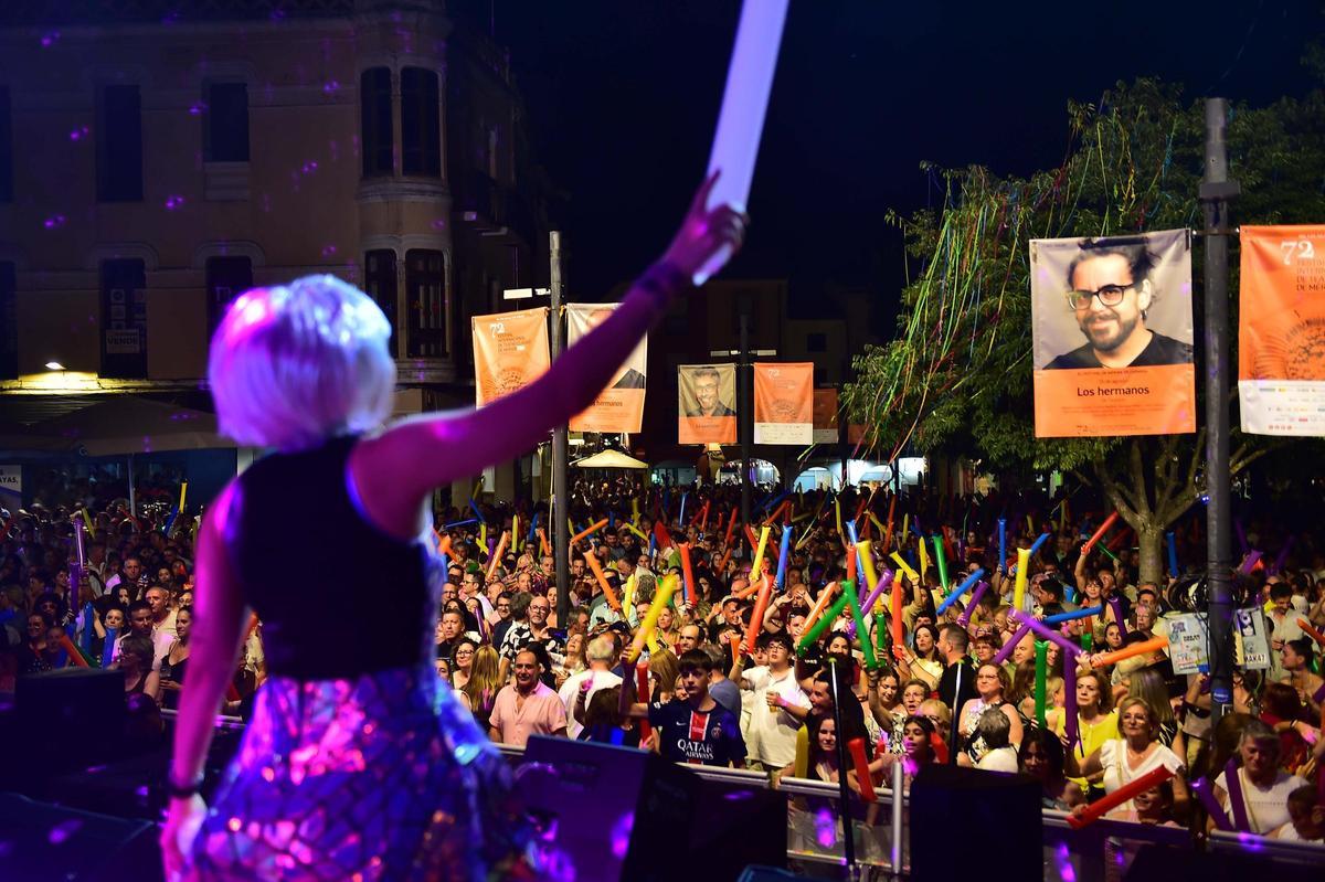 Fotogalería | Las imágenes de los conciertos de Paco Santos y Un pingüino, en la feria de Plasencia