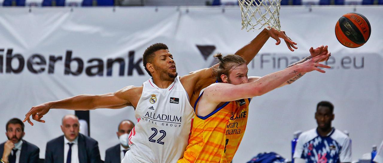 Edy Taveres –22– tapona un intento de canasta de Olek Balcerowski en el primer partido de la eliminatoria entre el Real Madrid y el Granca, ayer en el WiZink Center . | | LOF