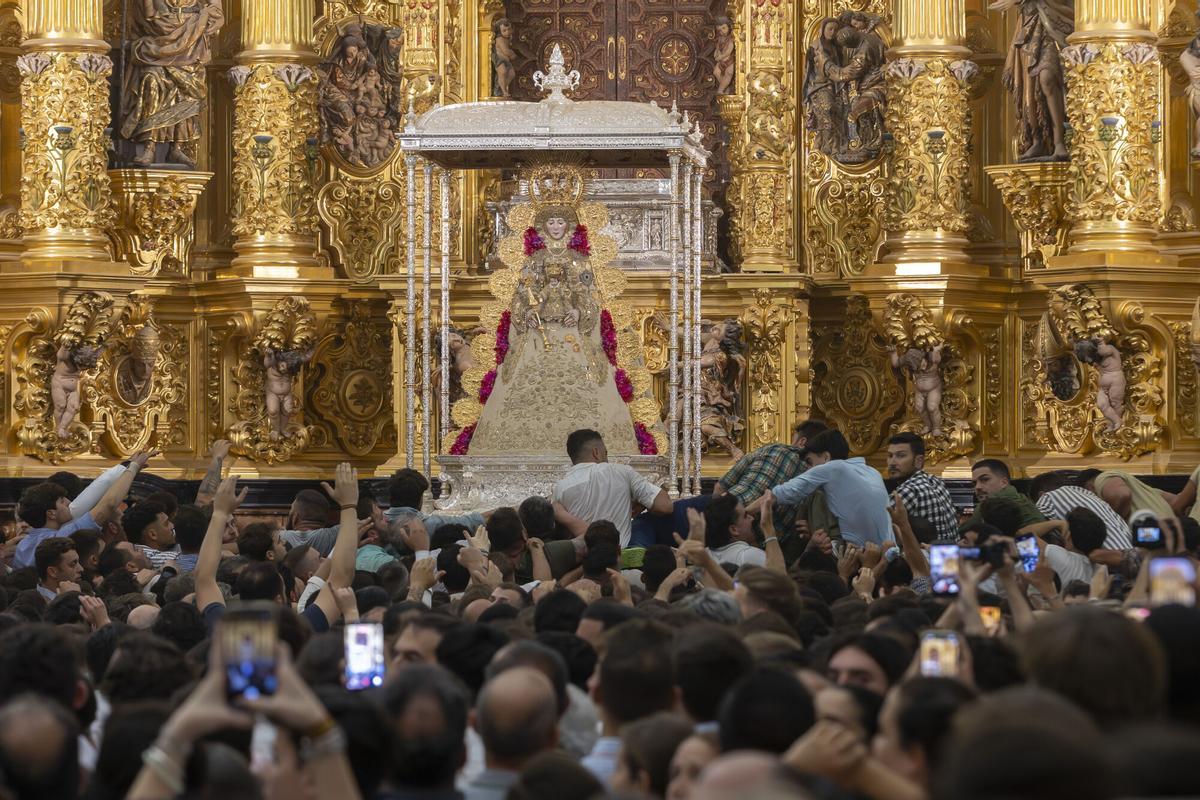 Los almonteños han saltado la reja a las 3:02 horas. Los almonteños han saltado la reja a las 3:02 horas.