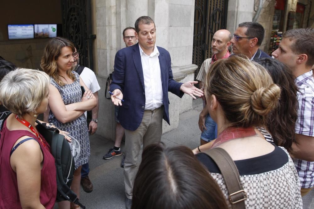 Responsables de comunicació de l'Ajuntament parlant amb els periodistes