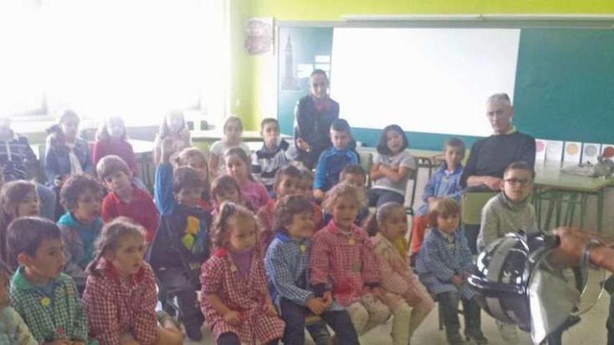 Los pequeños de Infantil, 1º y 2º de Primaria, en una charla de un exalumno. // Rep. Gonzalo Núñez