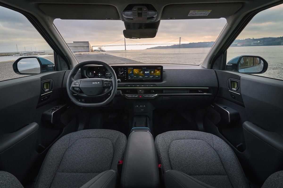 İç mekan, dış boyutuna göre oldukça geniştir ve koltukların herhangi birinde çok fazla alan sunar.