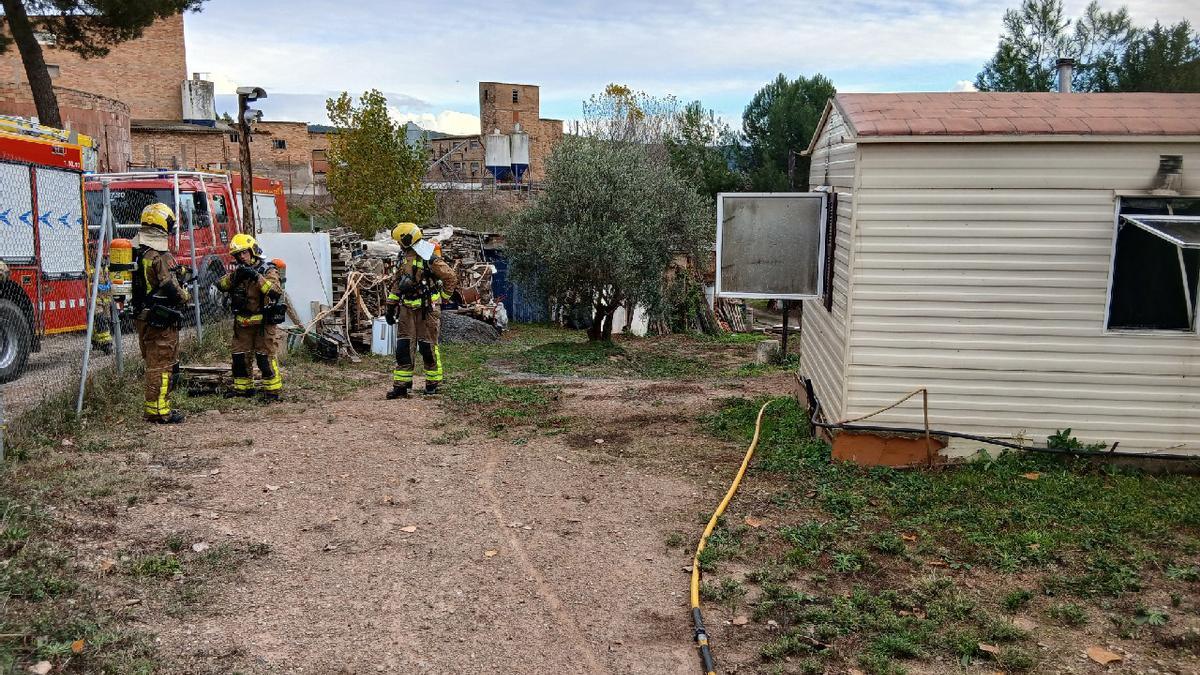 Efectius dels Bombers de la Generalitat a l'exterior del bungalou afectat a Balsareny