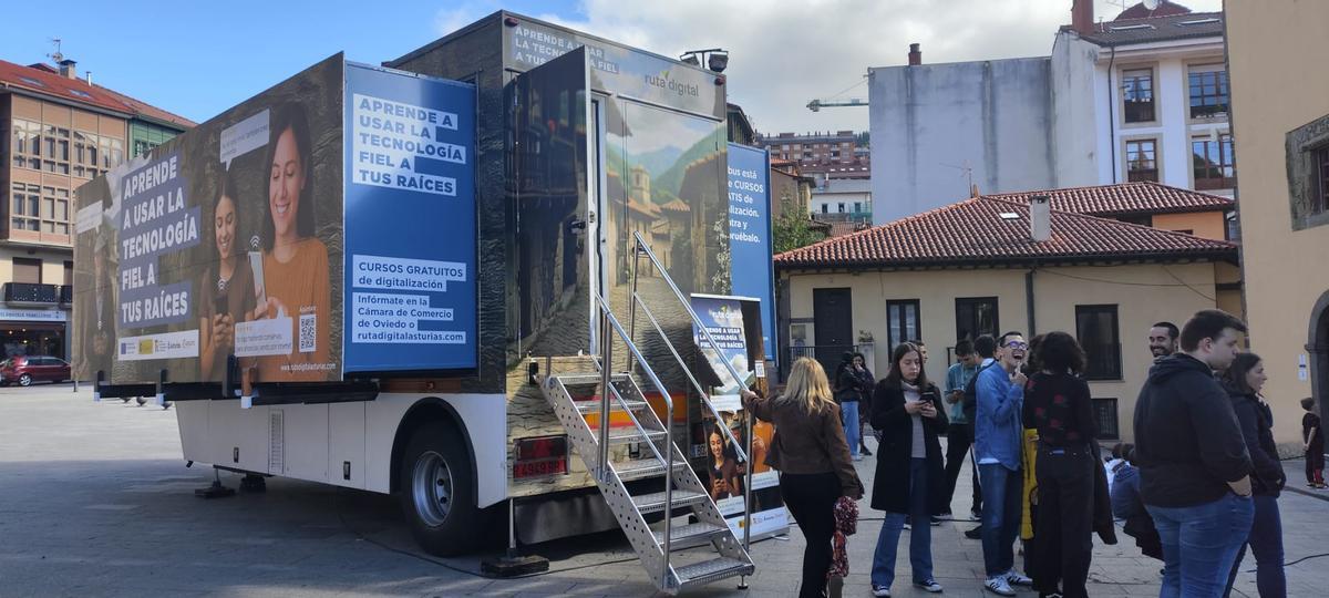 Visita de la "Ruta digital" a Cangas del Narcea el pasado septiembre.