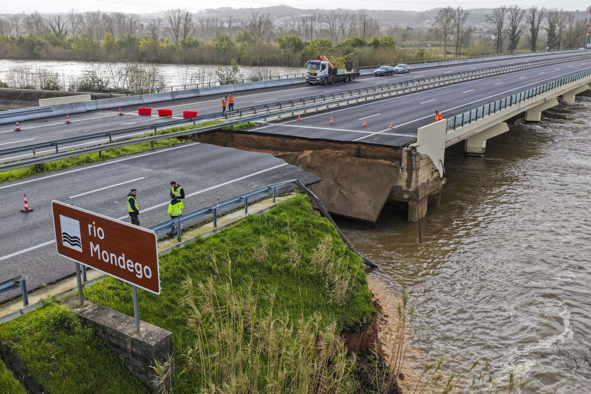 La autovía A1, que une Lisboa con Oporto, colapsada a la altura del dique que se rompió ayer en el río Mondego, en la zona de Casais cerca de Coimbra.
