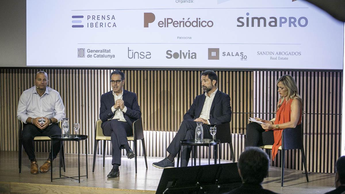 De izquierda a derecha, el presidente de la Asociación de Promotores de Catalunya (APCE), Xavier Vilajoana; el Secretari d’Habitatge i Inclusió Social, Carles Sala; y el director general de la promotora SALAS, Manel Rodríguez.