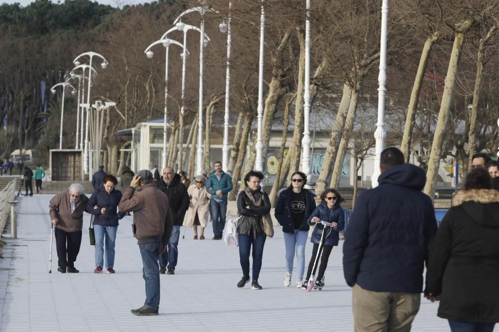 Grupos de personas paseando la mañana de Navidad por Samil.