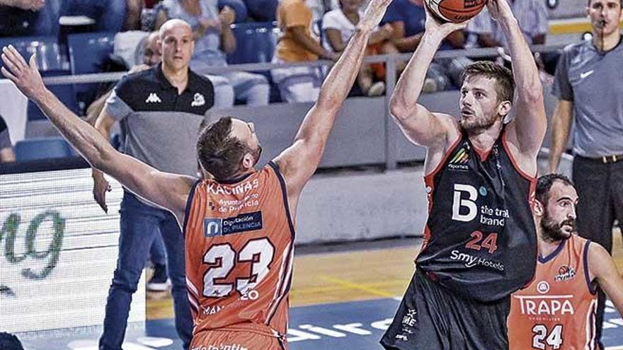 El ala-pÃ­vot Boris Barac lanza a canasta ante la consistente defensa de un jugador del Palencia.