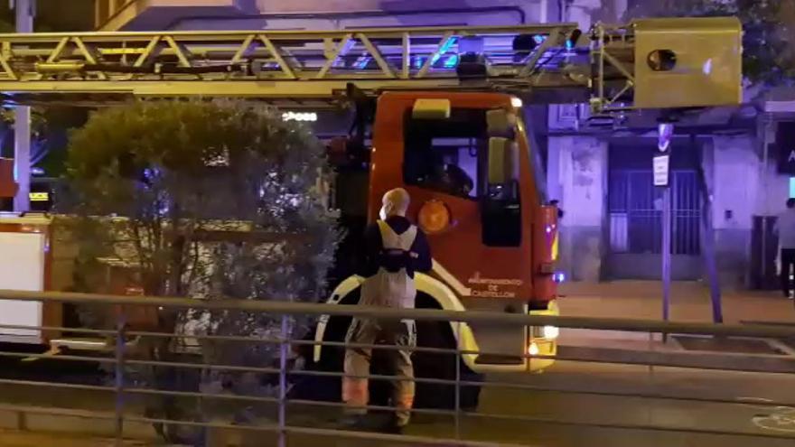 Un bombero resulta herido en el hallazgo de un varón fallecido en la Calle Navarra de Castelló