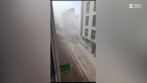 Un edificio de cinco plantas se derrumba en Teruel minutos después de ser desalojado.