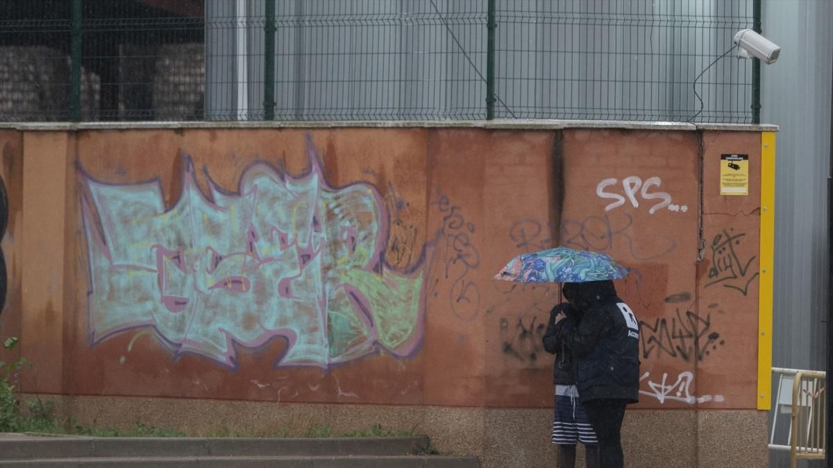 Imagen de archivo de dos personas migrantes en las inmediaciones de uno de los centros de Emergencia, Acogida y Derivación de Alcalá de Henares (Madrid).