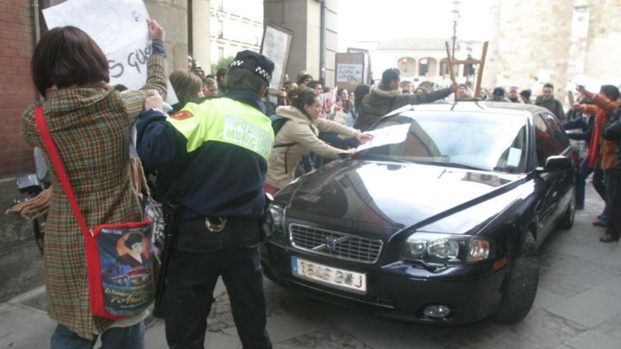El coche oficial del alcalde de Zamora, en una imagen de archivo de una protesta del año 2006. | Leal