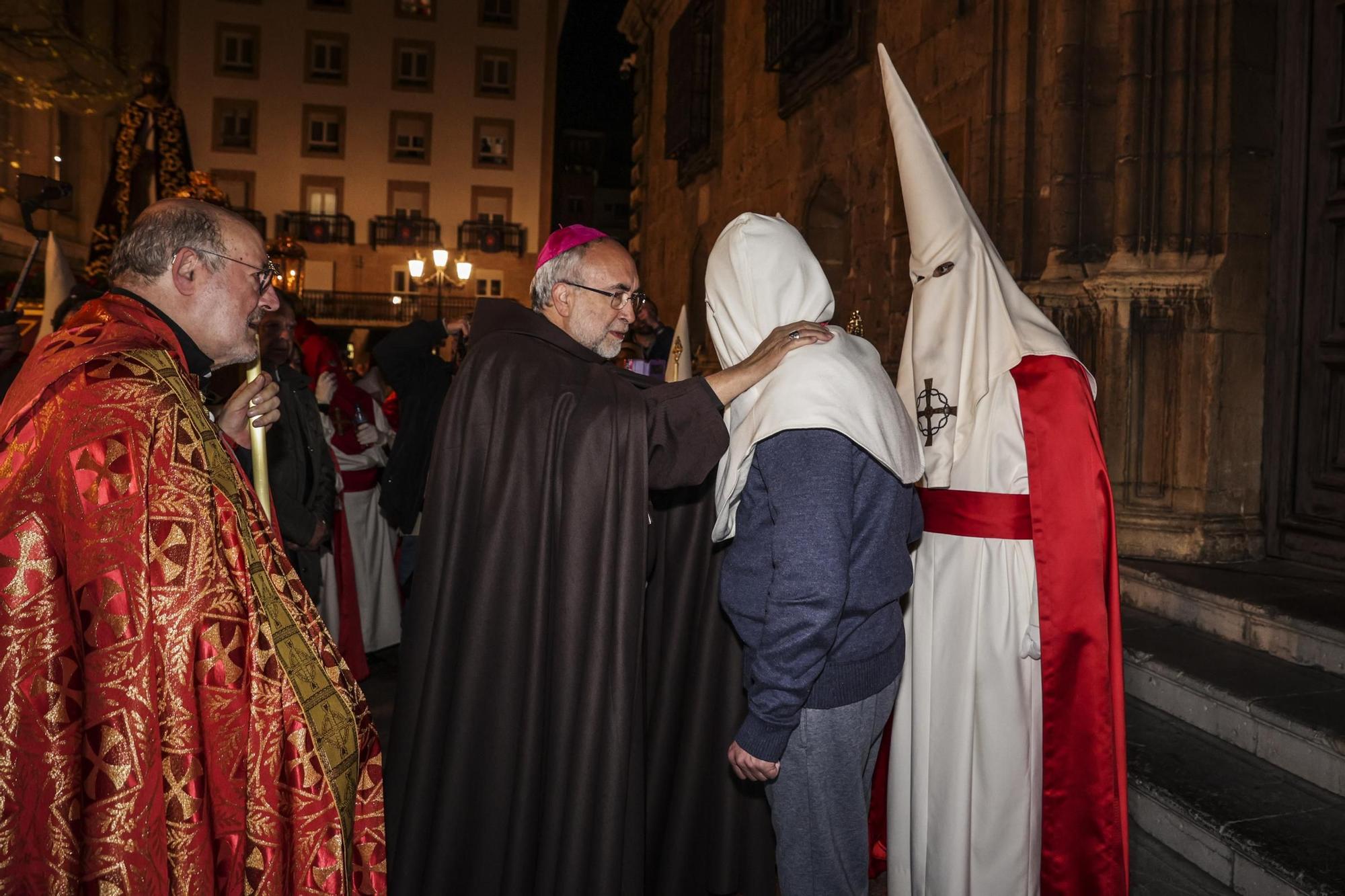 "Toda su vida fue maltratado y finalmente alguien miraba por él": las fotos de la procesión de Jesús Cautivo en Oviedo