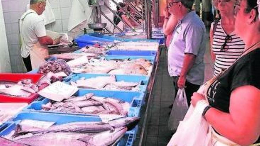 Venta de pescado en el Mercado Central de Alicante.