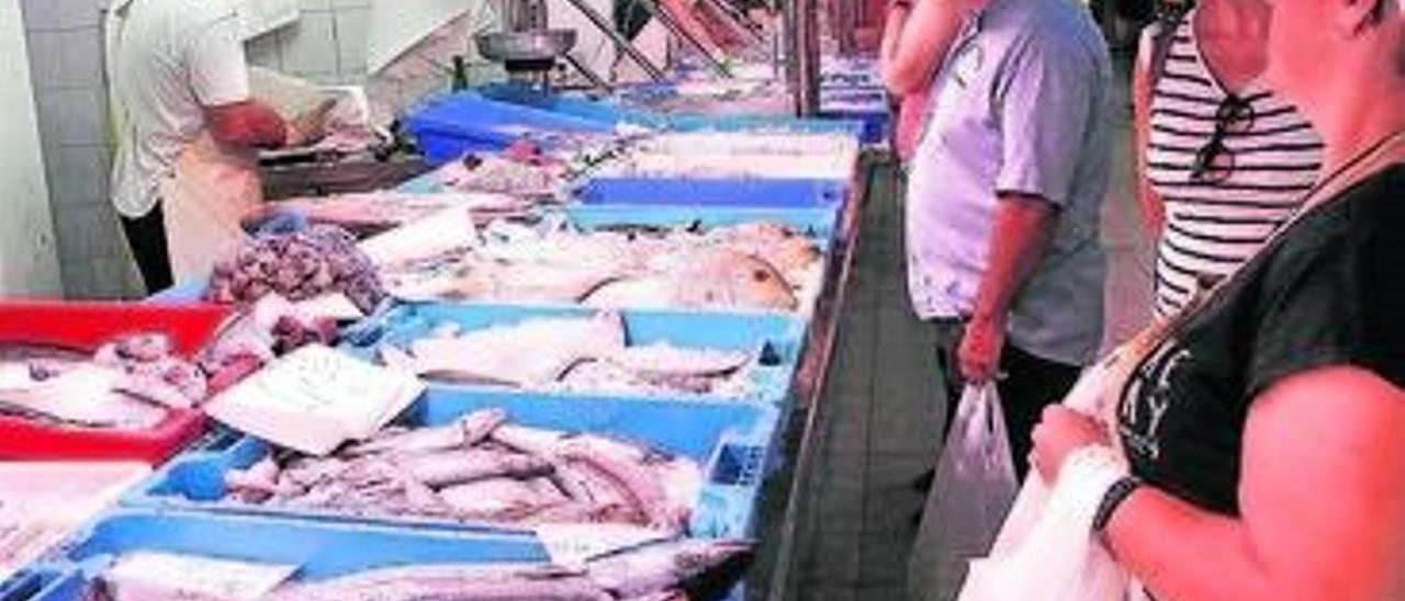 Venta de pescado en el Mercado Central de Alicante.