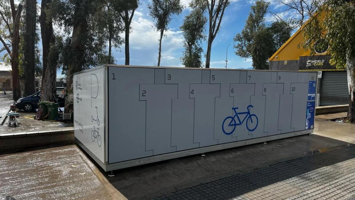 El módulo para guardar las bicis, instalado frente a los Baños del Carmen, en la avenida del Pintor Sorolla. Un modelo similar con el que ya cuenta el metro de Málaga
