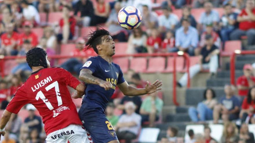 Jona lucha por el balón con un rival