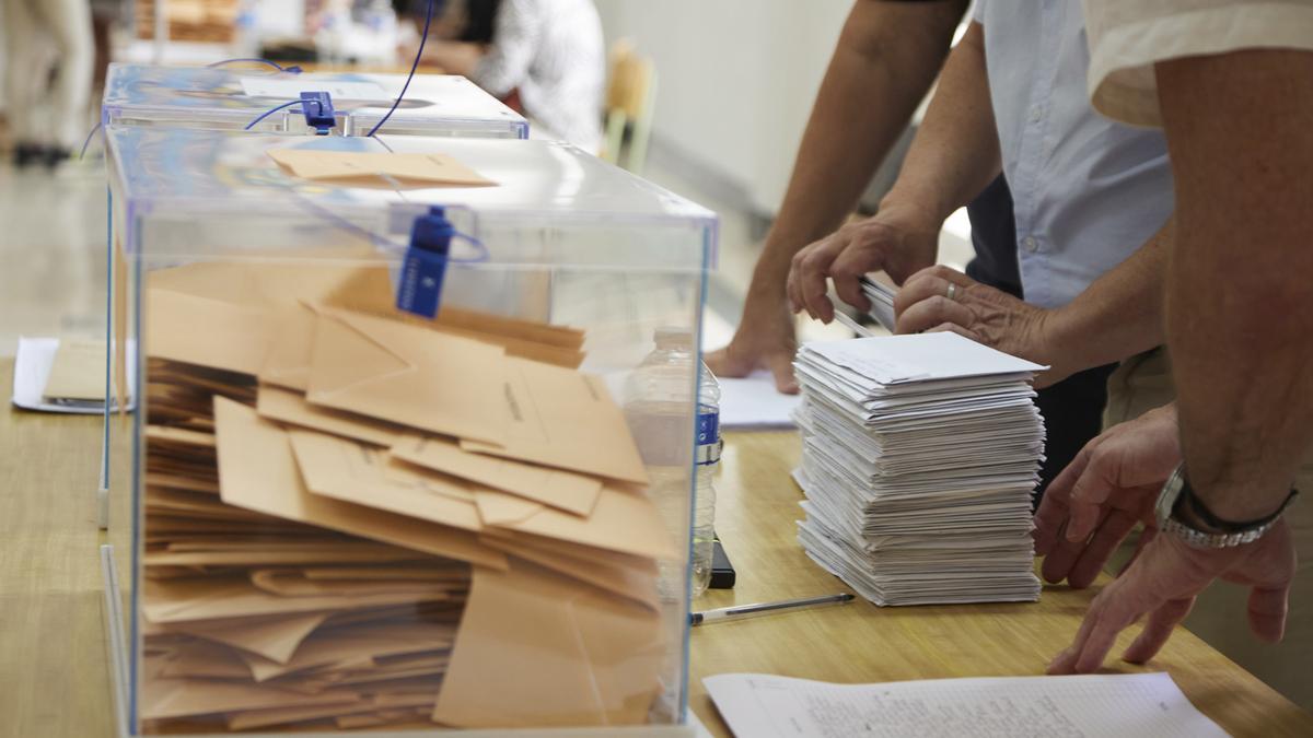 Una mesa electoral que comienza a contabilizar los votos