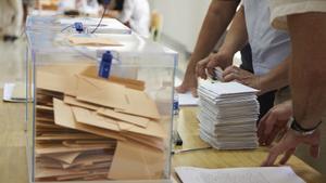 Una mesa electoral comienza a contabilizar los votos