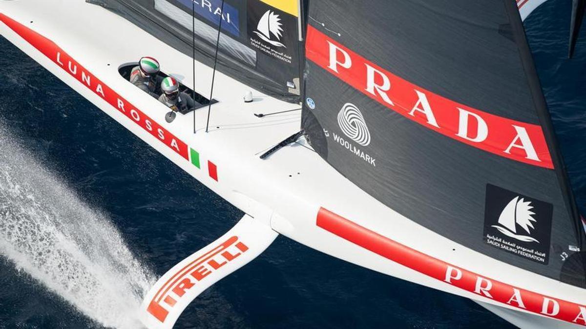 El velero volador de Luna Rossa Prada Pirelli en el segundo día de la regata preliminar de la Copa América de vela en Jeddah.