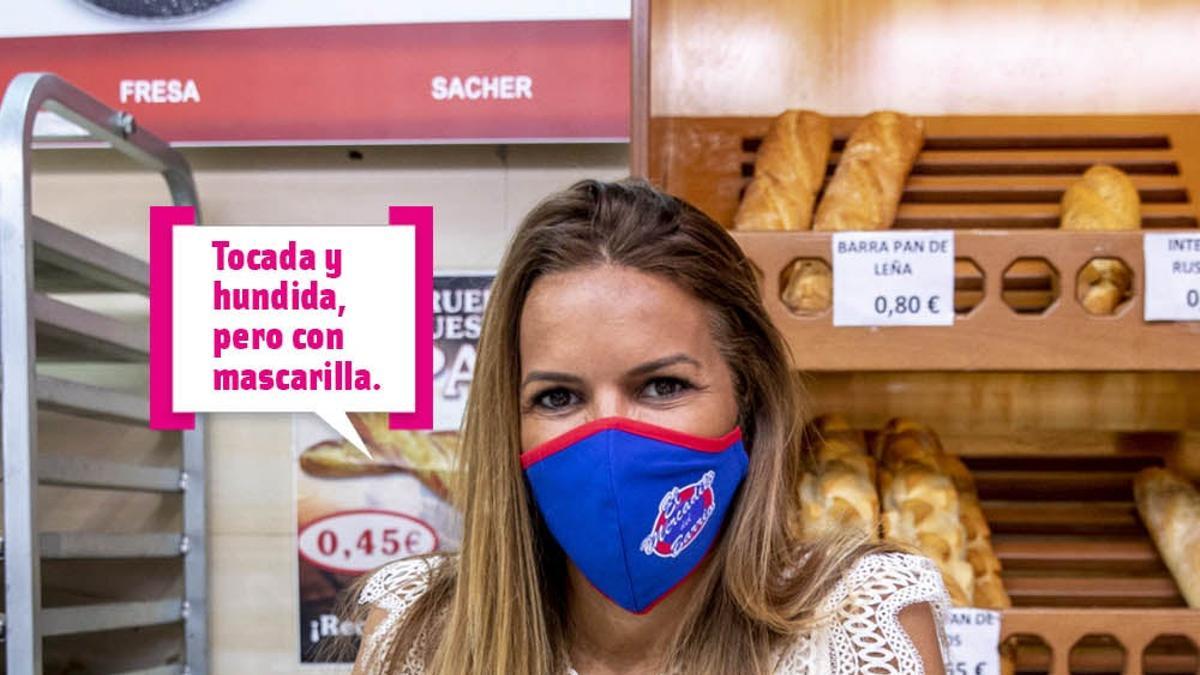 Marta López tras el mostrador de la panadería