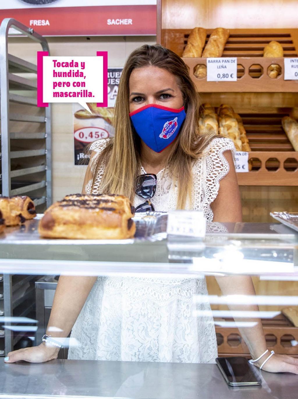 Marta López tras el mostrador de la panadería