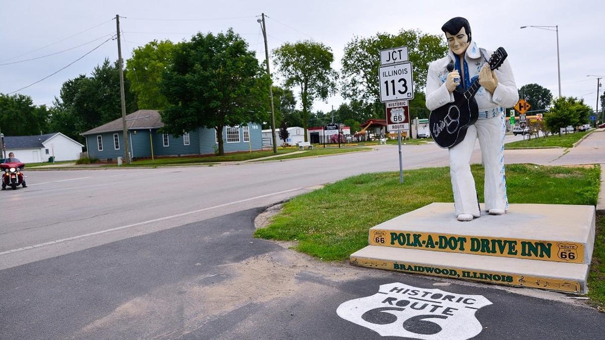 Ruta 66 historia Statue of Elvis Presley