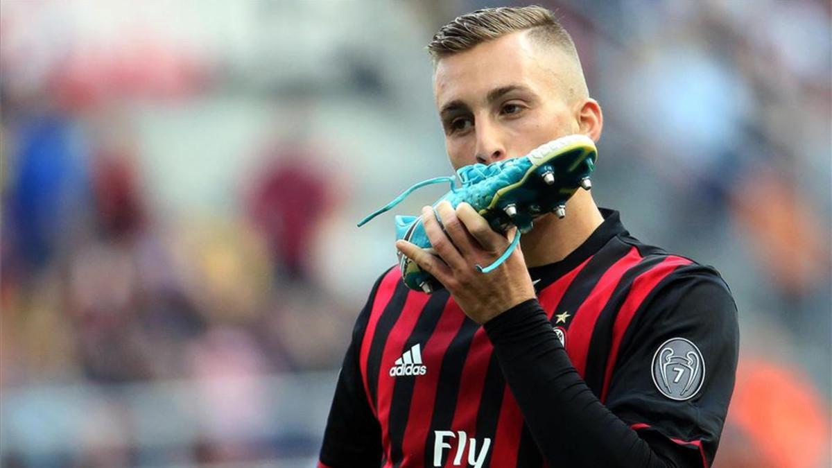 Deulofeu besa la bota con la que marcó ante el Palermo