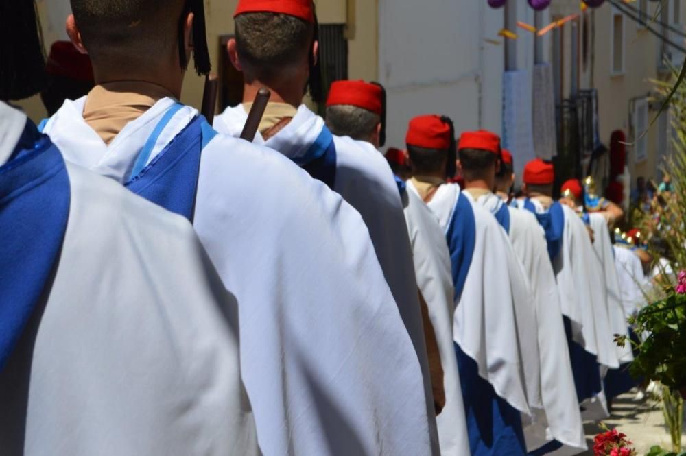 El Cristo del Perdón y de la Vera Cruz ha recorrido las calles, decoradas con cruces florales, macetas, enseres y banderillas de colores, acompañado de cientos de fieles