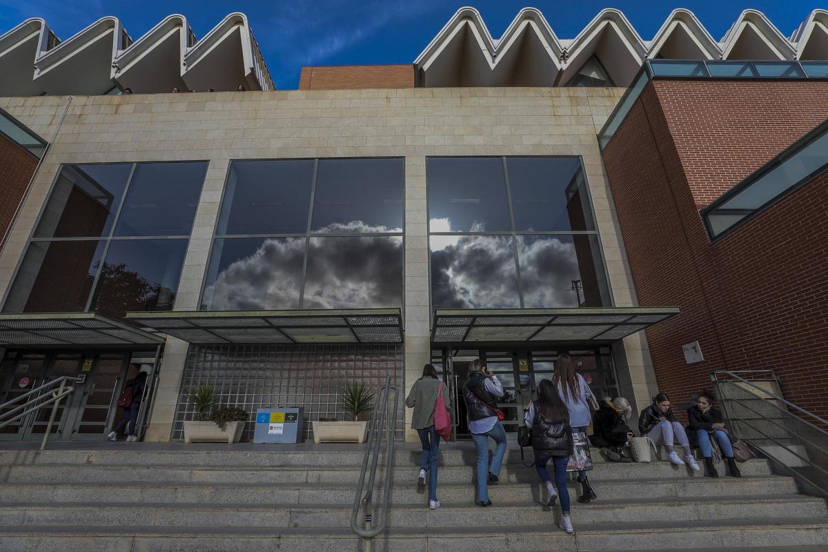 Alumnos en el edificio Altabix de la UMH de Elche