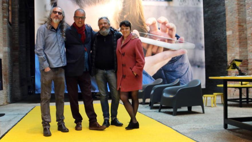 Antoni Abad, responsable del projecte català a Venècia, els comissaris Mery Cuesta i Roc Parés, i l&#039;autor de còmics Max, al pavelló català a la Biennal de Venècia.