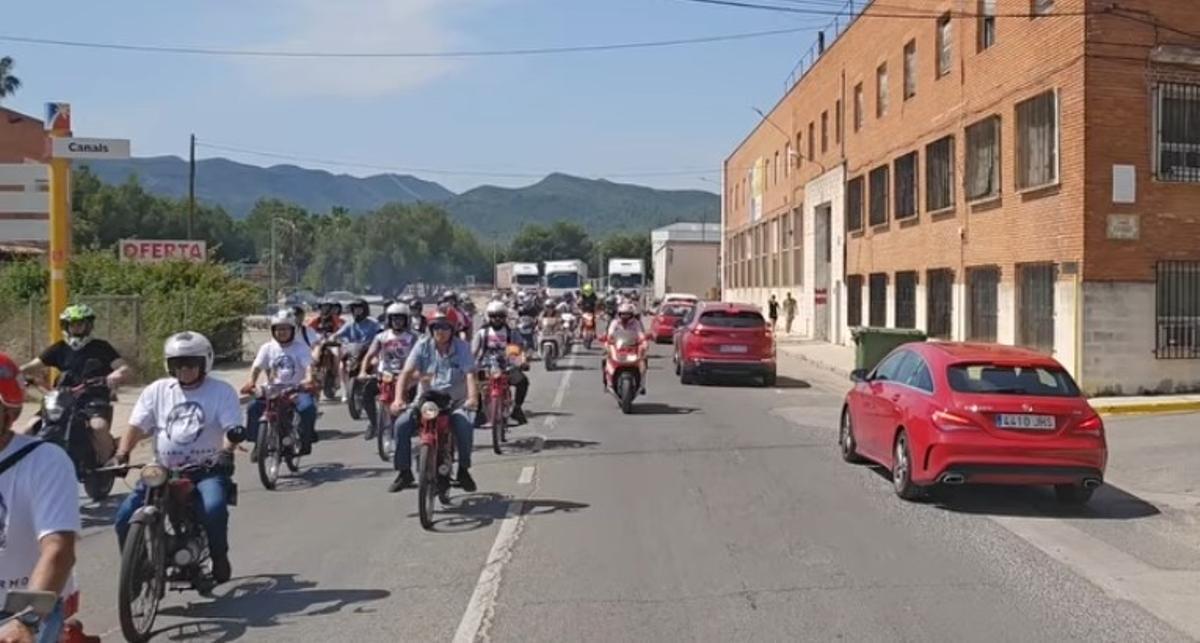 Participantes en la Vuelta Motera en el homenaje a Ricardo Tormo, en Canals.