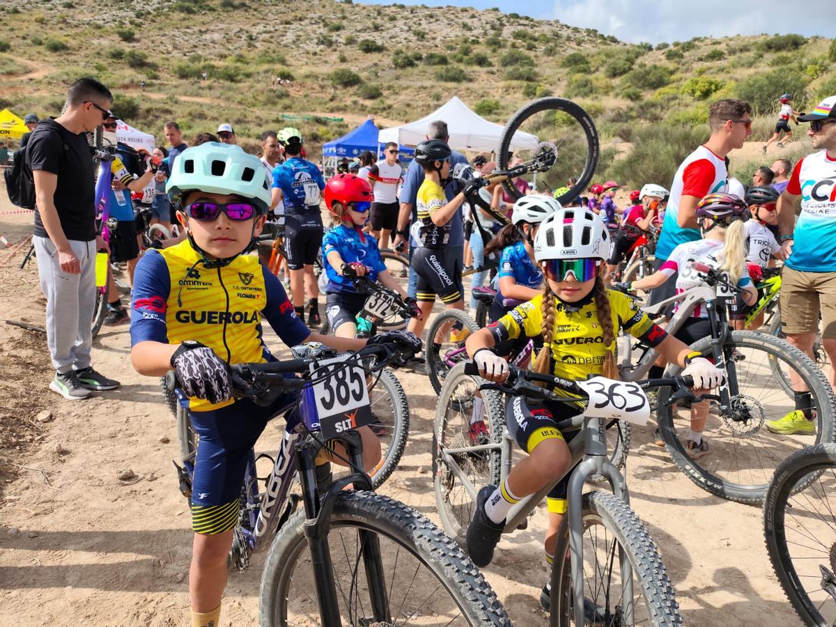 Ciclistas del CC Ontinyent en la prueba de Copa d'Alacant.