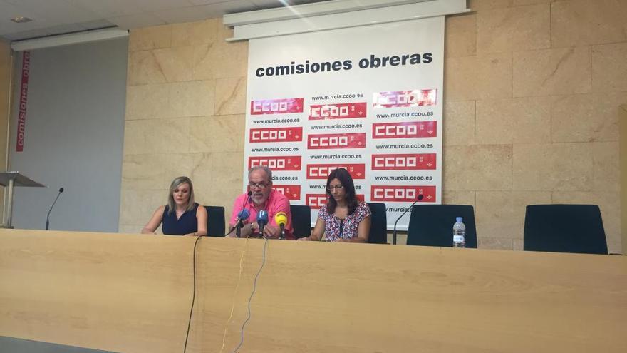 Lali Cánovas, Javier Lanza y Julia Martínez durante la rueda de prensa de ayer en CCOO Murcia.