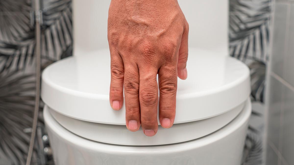 TAZA EN EL VÁTER  Tirar media taza al váter: el producto de lavavajillas  que lo deja como nuevo