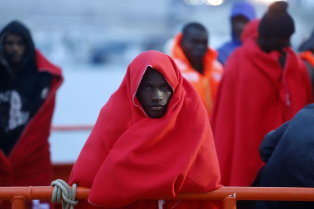 Llegan al puerto de Málaga 148 personas ...