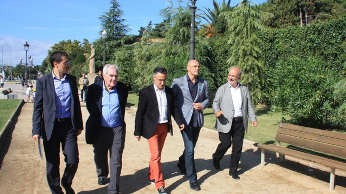 De izquierda a derecha, Amadeu Altafaj, Ernest Maragall, Ramon Tremosa, Josep Maria Terricabres y Raul Romeva, este jueves en un acto de Junts pel Sí.