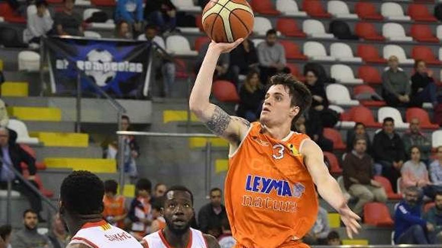 Zach Monaghan lanza ante la defensa del ICL Manresa.