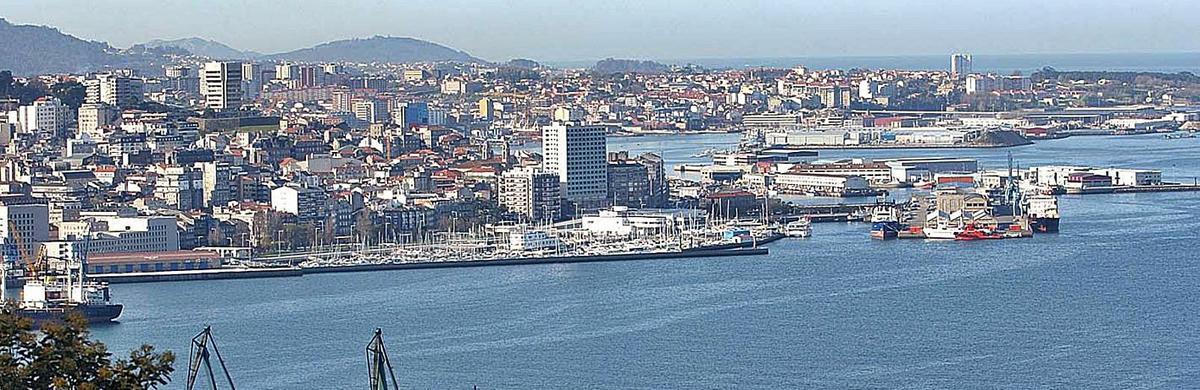 Alto do Príncipe. Desde el mirador del Alto do Príncipe se encuentran quizás las mejores vistas de las Islas Cíes, situada en la isla norte o Monteagudo. Desde la conocida como silla de la Reina, se abre ante los afortunados que alcancen esta cota la vista del resto del archipiélago con sus aguas cristalinas y frías, una característica, esta última, que no se ve pero se intuye. El perfil montañoso de las otras dos islas, la del Faro –la isla vecina– y San Martiño sugiere la perspectiva geológica del paso del tiempo, evocando un pasado en el las islas formaban un continuo con Monteferro y A Groba. La vista se completa con una perspectiva del monte de A Groba y Cabo Silleiro al fondo.