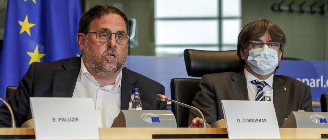 Los líderes independentistas Oriol Junqueras (ERC) y Carles Puigdemont en una conferencia en el Parlamento Europeo de Bruselas.