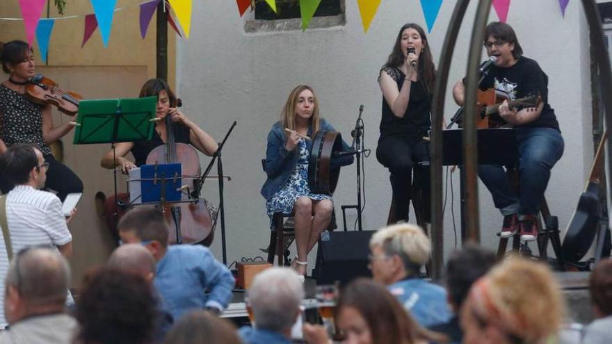 Una de las actuaciones, ayer, en el escenario de la calle del Sol con motivo del festival Sol Celta.