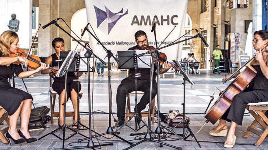 La Associació Mallorquina D&#039;Afectats per Hepatitis C (AMAHC) organizó ayer un remedo del día 1 de enero, con una versión reducida del Concierto de Año Nuevo de Viena.