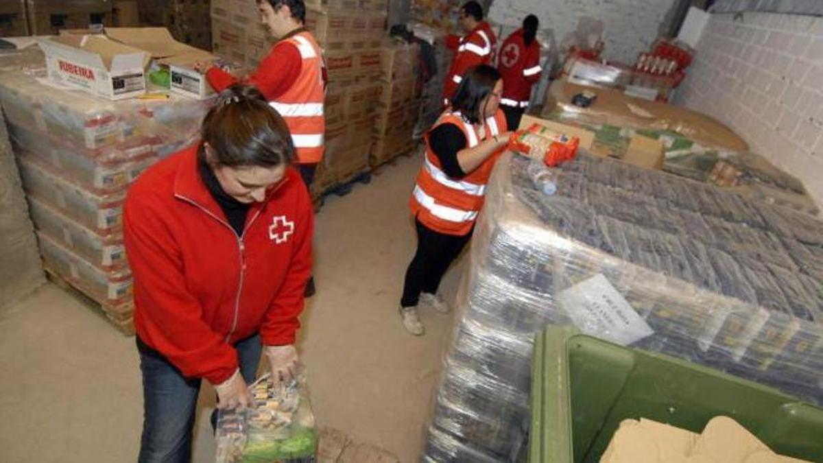 Voluntarios de Cruz Roja, en un reparto de comida en la sede del Alto Nalón.