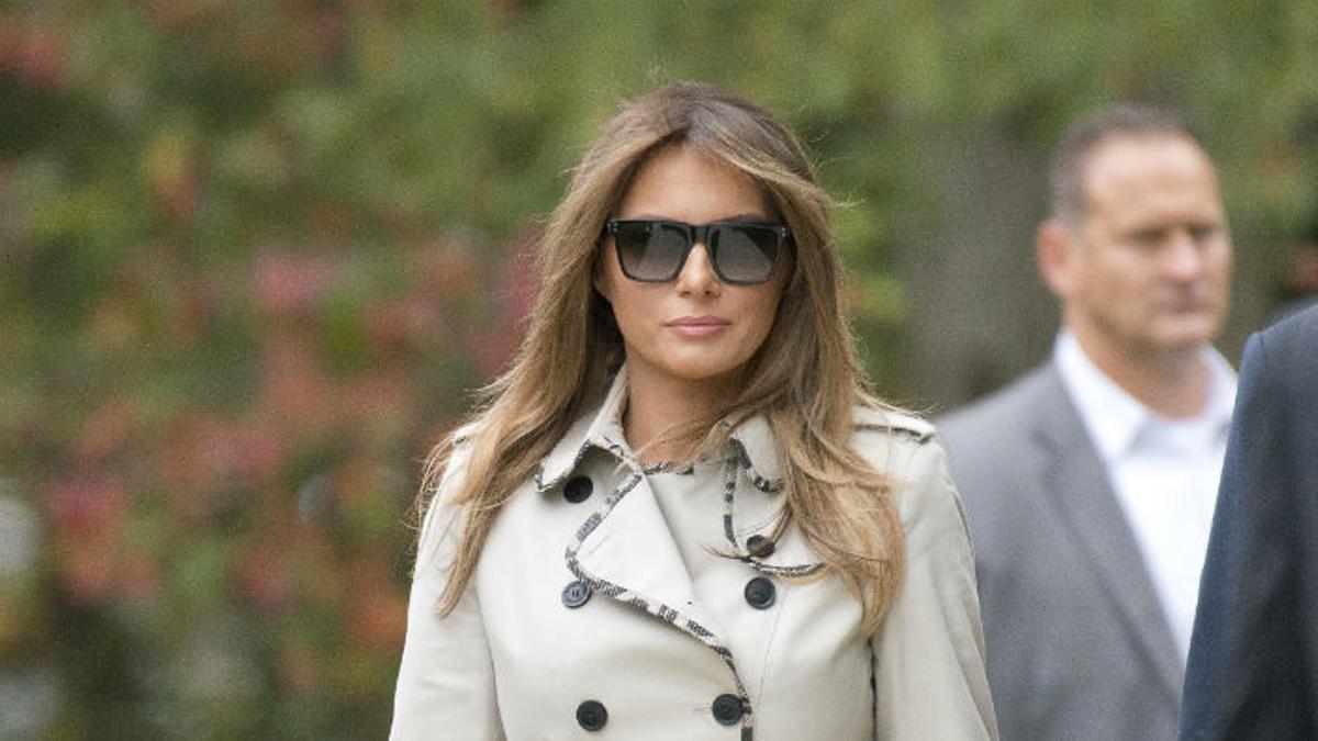 Melania Trump con trench de Burberry