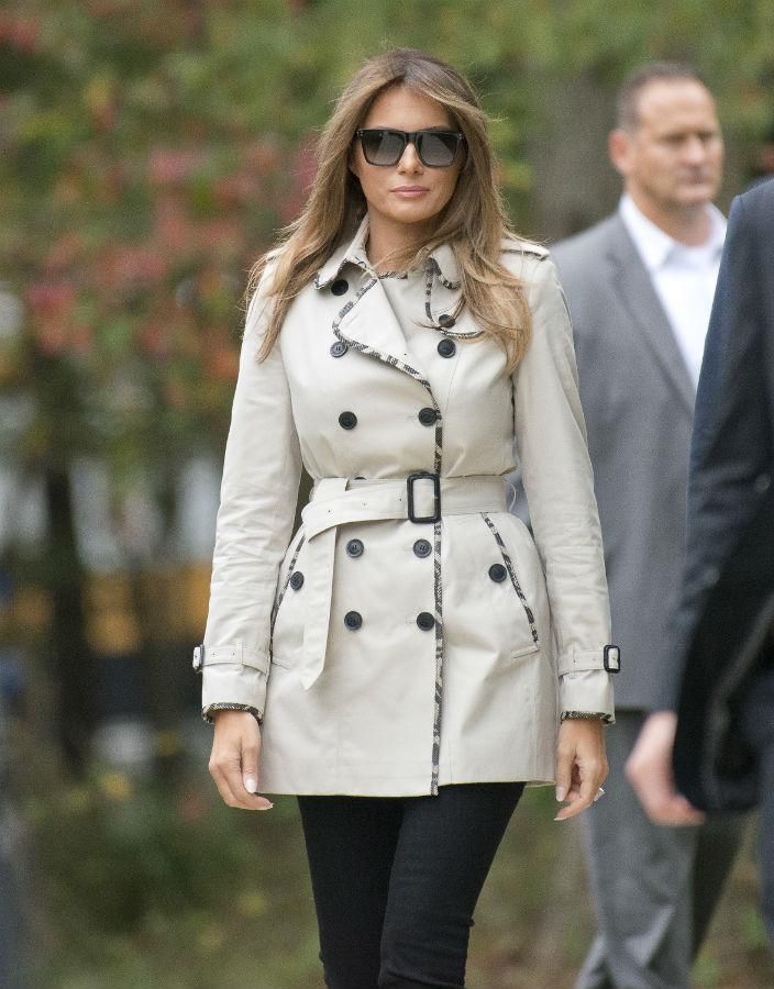 Melania Trump con trench de Burberry