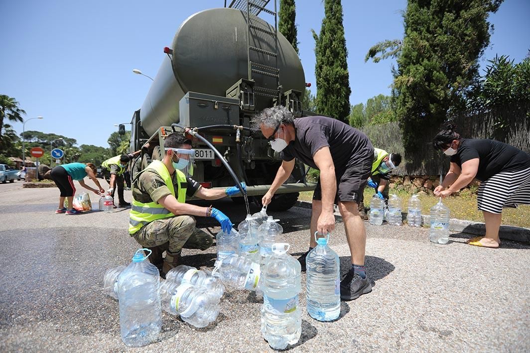 El Ejército y Emacsa reparten agua potable en la urbanización de Las Jaras