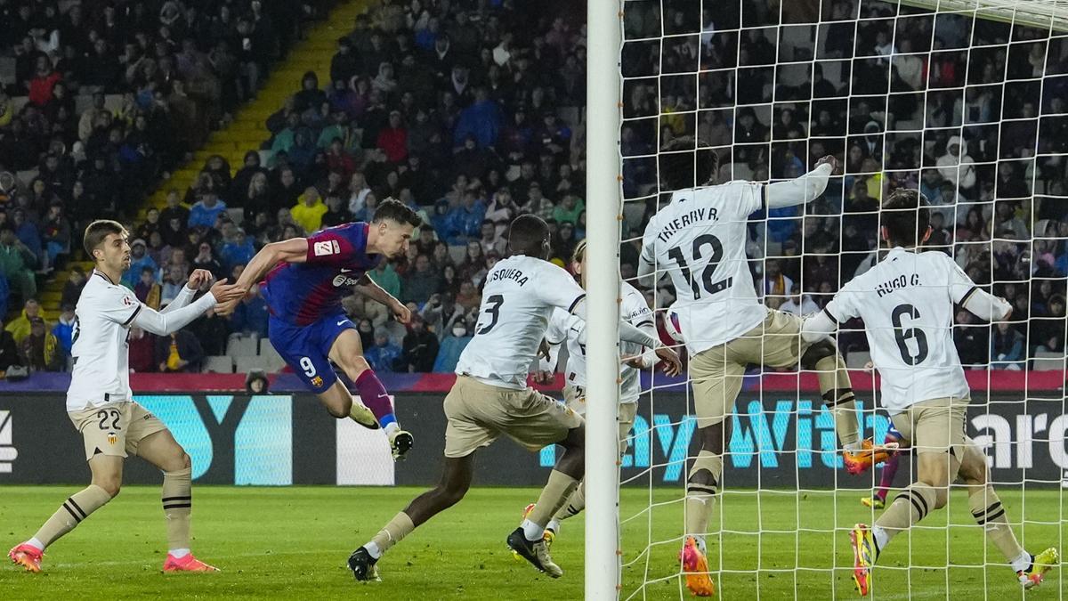 Lewandowski cabecea el 3-2 del Barça al Valencia en Montjuïc.