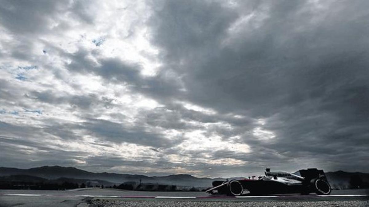 El compañero de Alonso en McLaren, el británico Jenson Button, rodando ayer en la nueva tanda de entrenamientos en el Circuit de Montmeló.