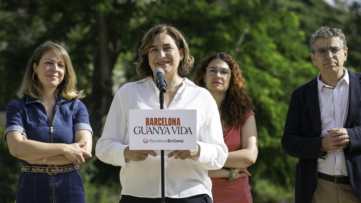 La alcaldesa de Barcelona, Ada Colau, acompañada de los tenientes de alcalde Janet Sanz, Laura Pérez y Jordi Martí, ayer en los jardines del Doctor Pla i Armengol