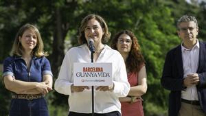 La alcaldesa de Barcelona, Ada Colau,  acompañada de los tenientes de alcalde Janet Sanz, Laura Pérez y Jordi Martí, ayer en los jardines del Doctor Pla i Armengol.